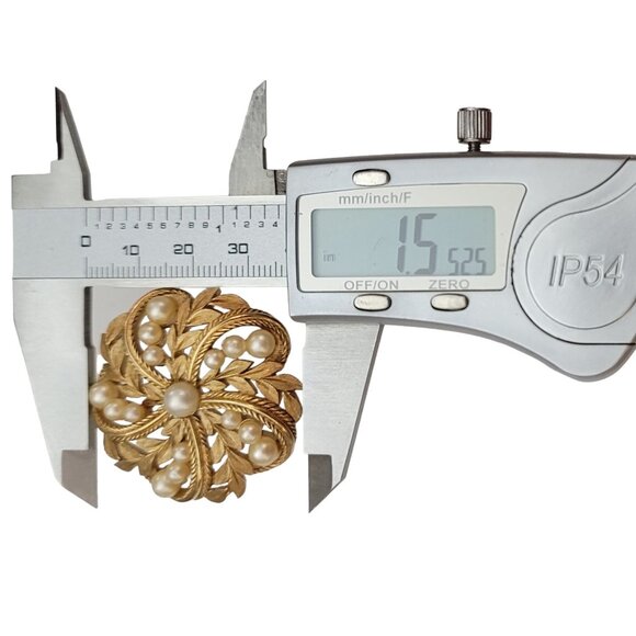 Trifari Crown Over T Gold Tone Faux Pearl Laurel Leaf Round Brooch, Signed M747 - Picture 6 of 7